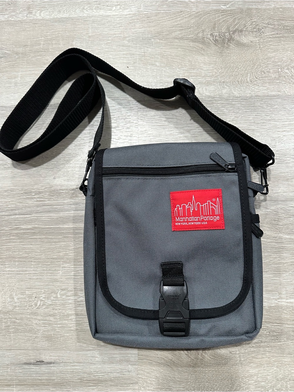 BGA35 NWOT Manhattan Portage Urban Bag Grey Retail $59